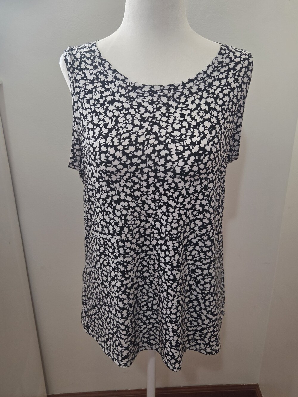 Vince Camuto Sleeveless Floral Crewneck Split Back Keyhole Casual Summer Blouse